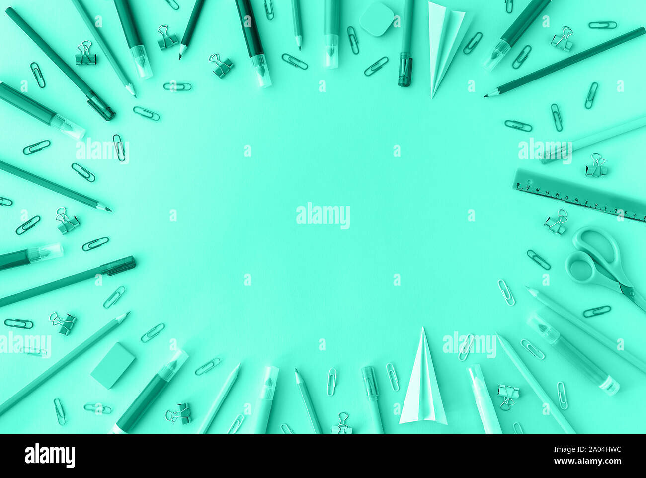 Schulbedarf Hintergrund in trendigen Minze Farbe. Zurück zum Konzept der Schule. Flach. Kopieren Sie Platz. Stockfoto