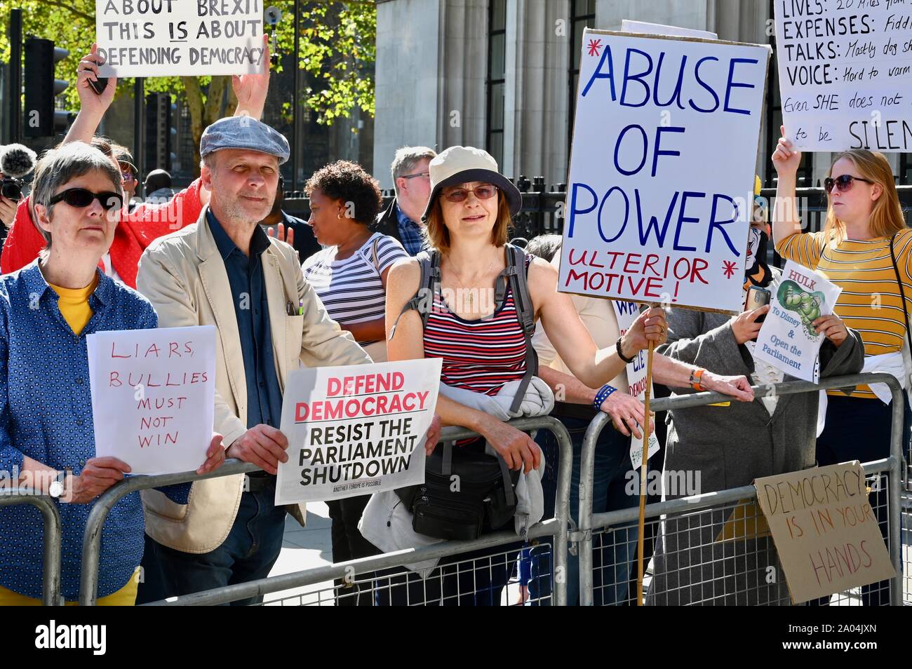 Anti Brexit Demonstranten versammelten sich vor dem Obersten Gerichtshof als Richter an Tag drei Sat zu entscheiden, wenn Boris Johnson's Entscheidung zu vertagen Parlament rechtmäßig war. Wenig George Street, London. Großbritannien Stockfoto