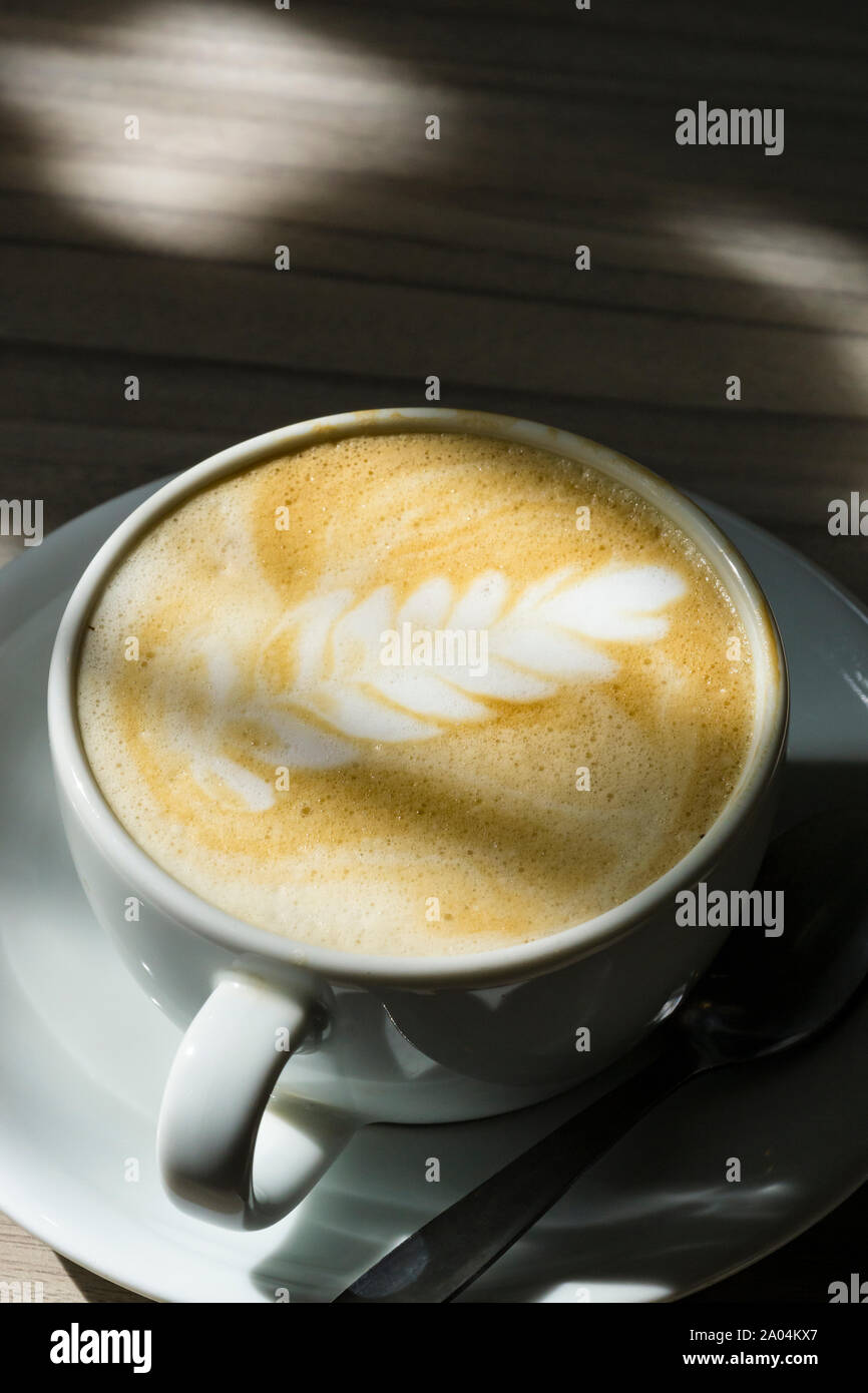 Tasse Latte Kaffee mit Blatt Design in Schaum Stockfoto