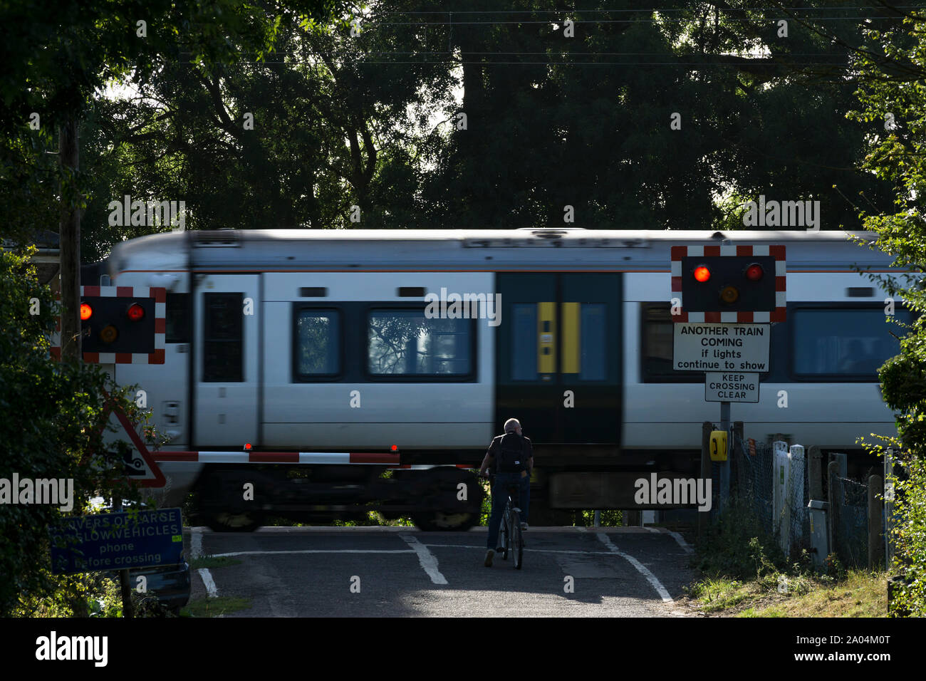 Radfahrer warten auf Zug zum Pass Stockfoto