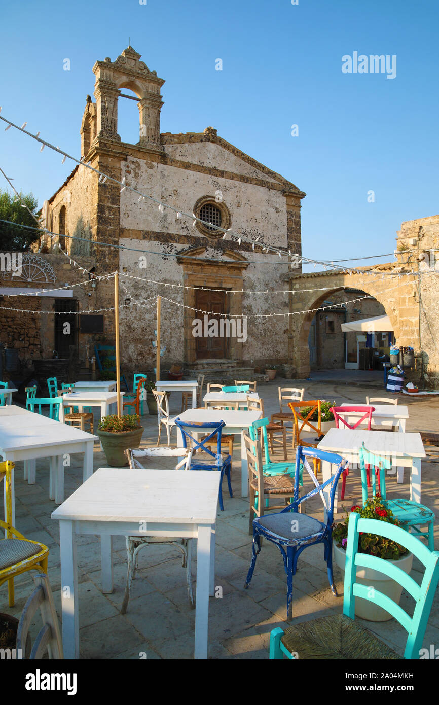 Restaurant im Freien Tische und alte Kirche in Marzamemi, Sizilien Stockfoto