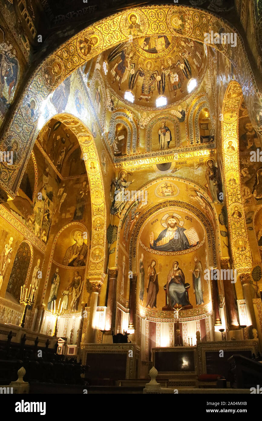 Reichtum und die Schönheit der Cappella Palatina in Palermo, vertikal Stockfoto