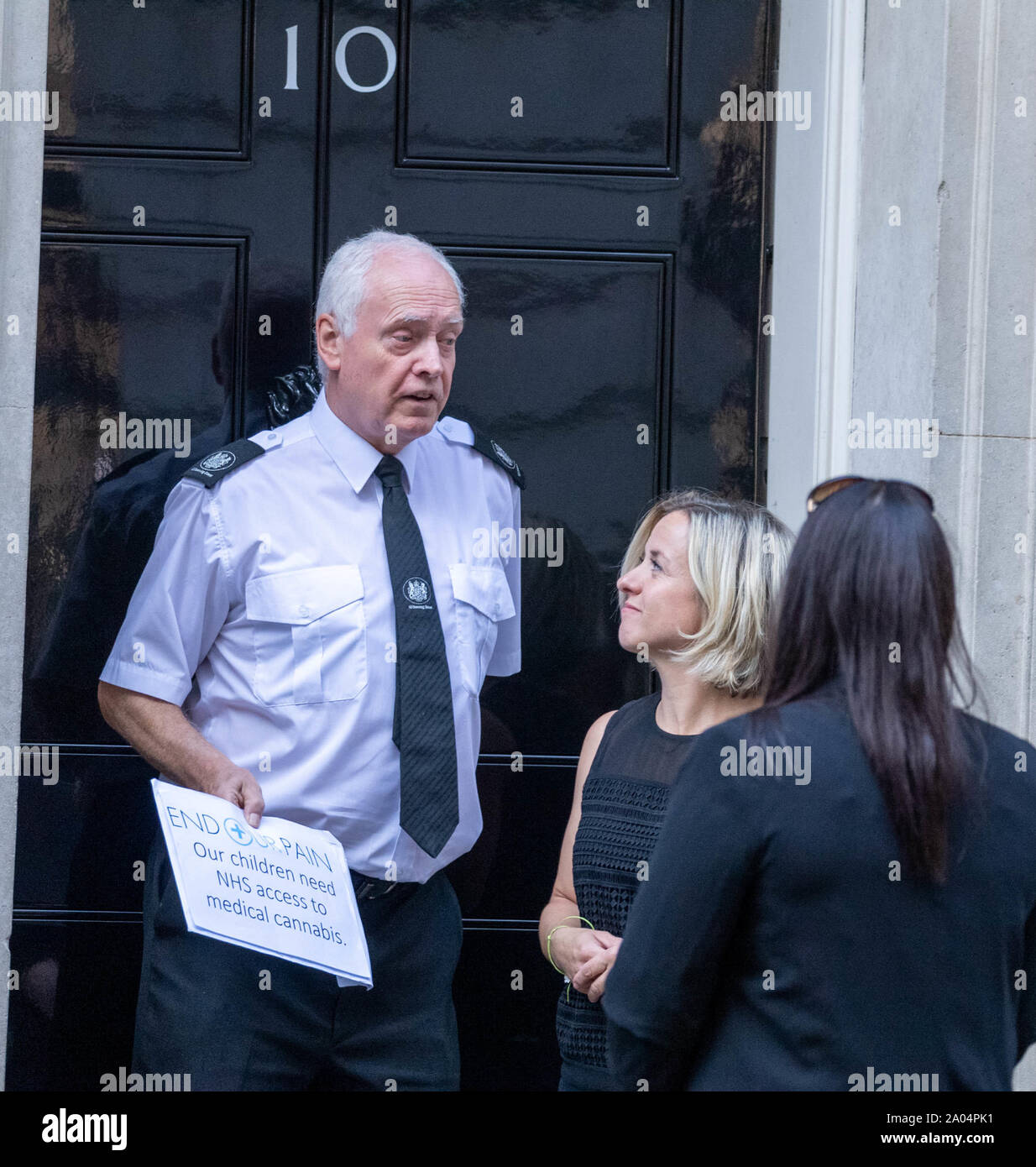 London, Großbritannien. 19 Sep, 2019. Unsere Schmerzen, die medizinische Verwendung von Cannabis legalisieren Petition in 10 Downing Street, London Credit übergeben: Ian Davidson/Alamy leben Nachrichten Stockfoto