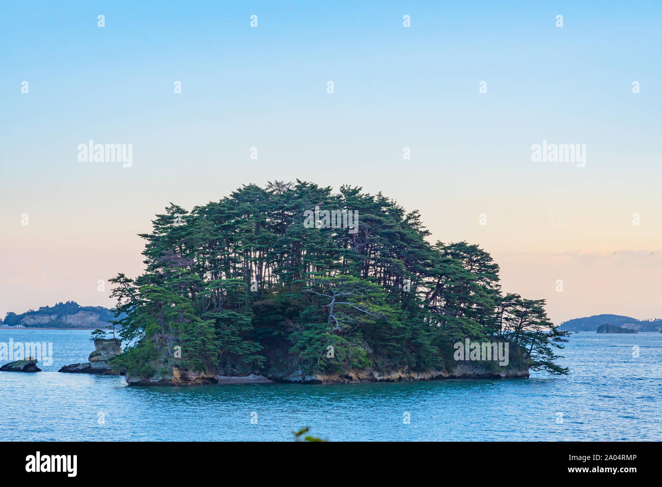 Matsushima Bucht in der Dämmerung, schöne Inseln mit Pinien und Felsen bedeckt. Eine der drei Ansichten von Japan Stockfoto