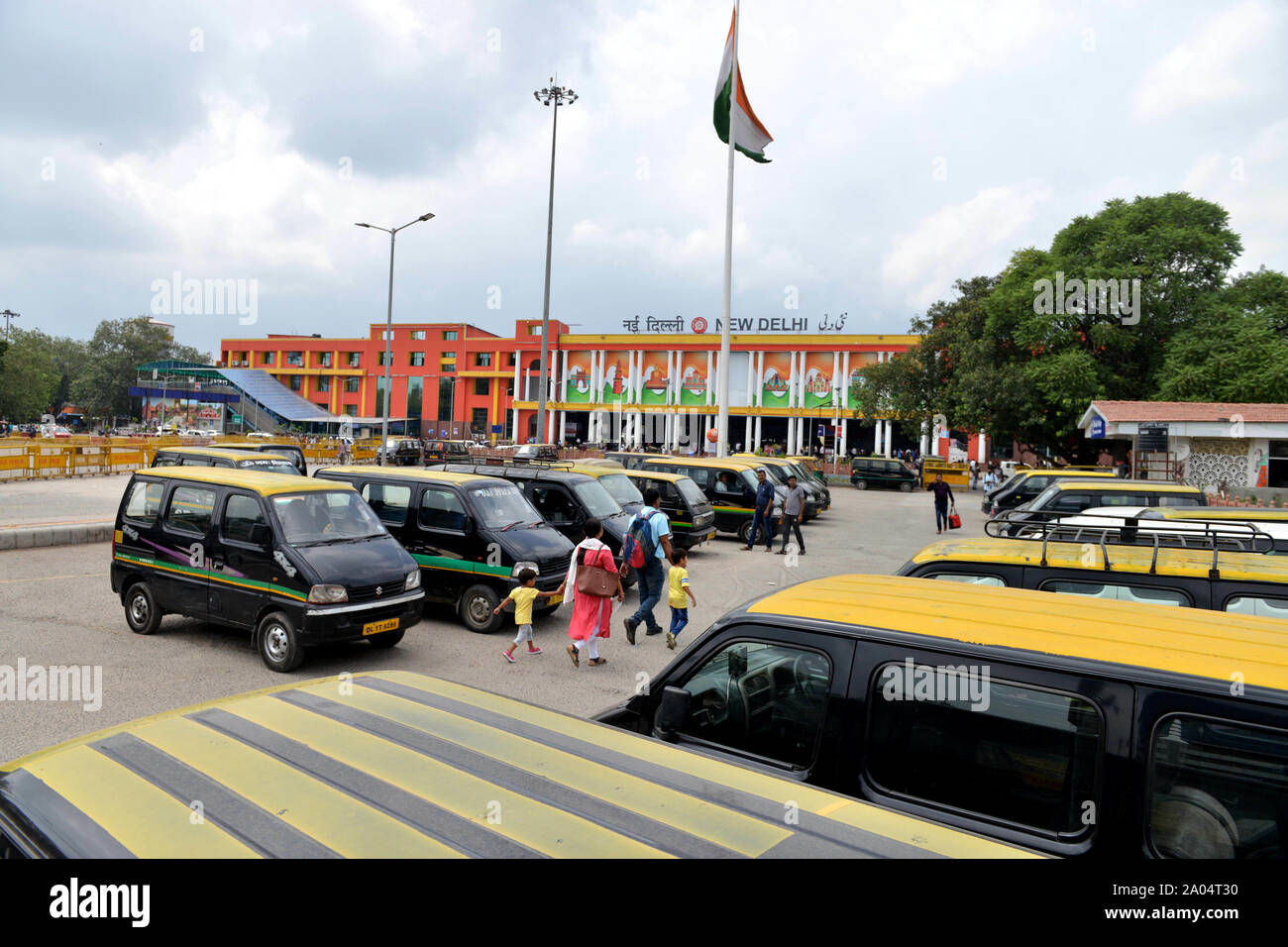 New Delhi, Indien. 19 Sep, 2019. Bahn Passagiere sind auf dem Weg während einer öffentlichen Verkehrsmitteln Streik außerhalb von New Delhi Railway Station in Neu Delhi, Indien gesehen, Sept. 19, 2019. Private Nutzfahrzeuge Besitzer sind auf einem eintägigen Streik in der indischen Hauptstadt am Donnerstag gegen die letzten steilen Wanderung in die Höhe der Geldstrafen in Verkehr Verletzungen zu protestieren, die von der zentralen Regierung verhängt. Credit: Partha Sarkar/Xinhua Stockfoto