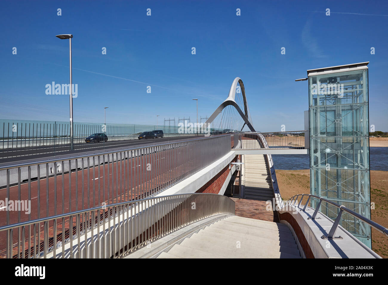 Design Elemente auf, die das Brückendeck, Bug span, Glas Hubwelle und Beton Treppen der Overteek Brücke überspannt den Fluss Wand Stockfoto