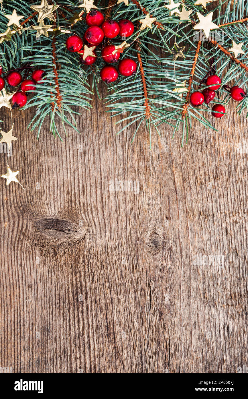 Tanne Zweig mit Weihnachtsschmuck auf alten Holz- Hintergrund mit Kopie Platz für Text. Stockfoto