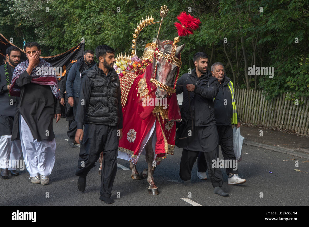 Muslimische Gemeinschaft Bradford 2019 2010 s UK. Tag der Ashura Parade der schiitischen Muslime erinnern das Martyrium von Hussain. Das Pferd stellt die Husain ibn Ali Ritt in die Schlacht von Kerbela HOMER SYKES Stockfoto