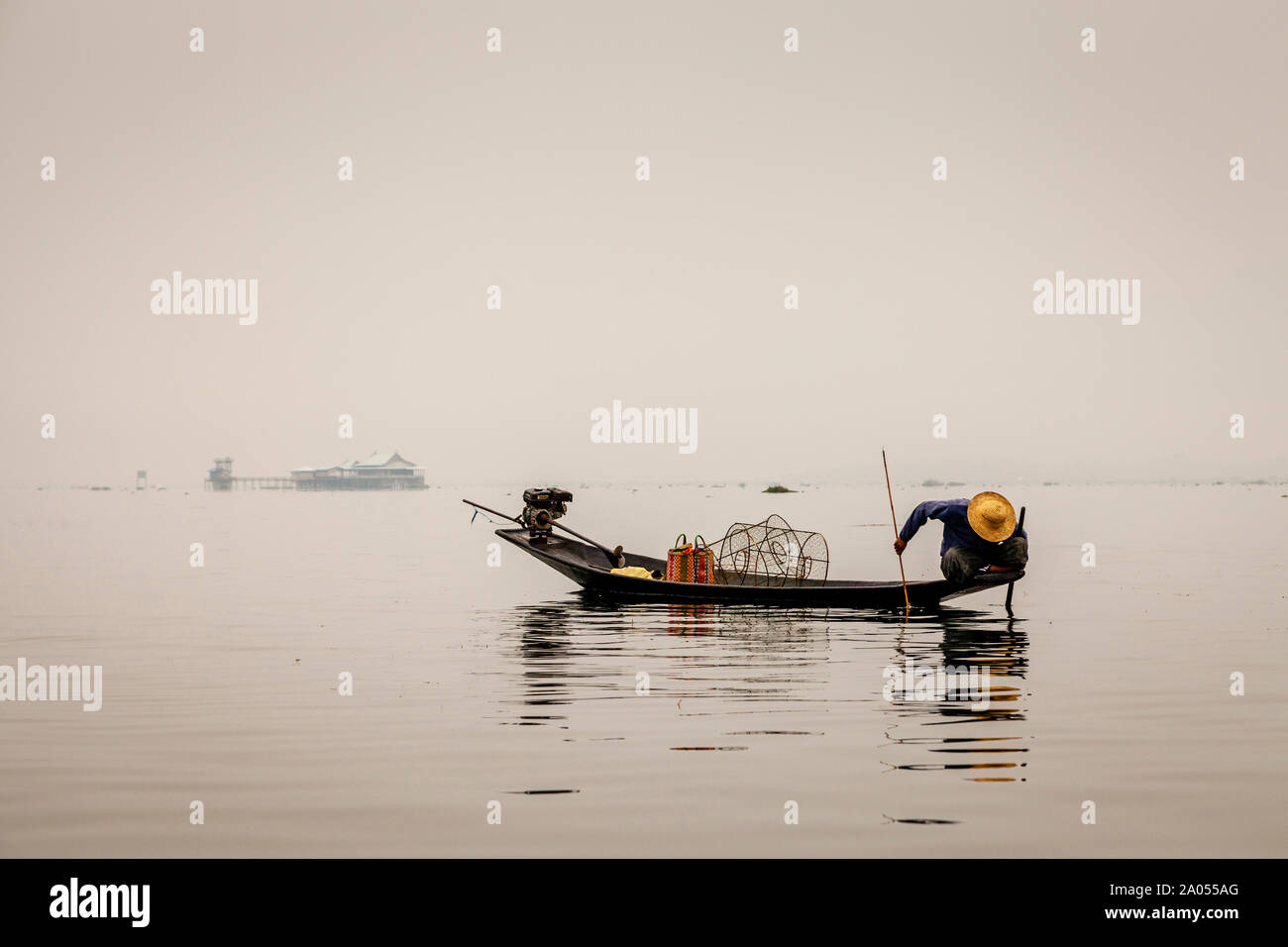 Bein rudernden Fischer, Inle See, Shan Staat, Myanmar Stockfoto