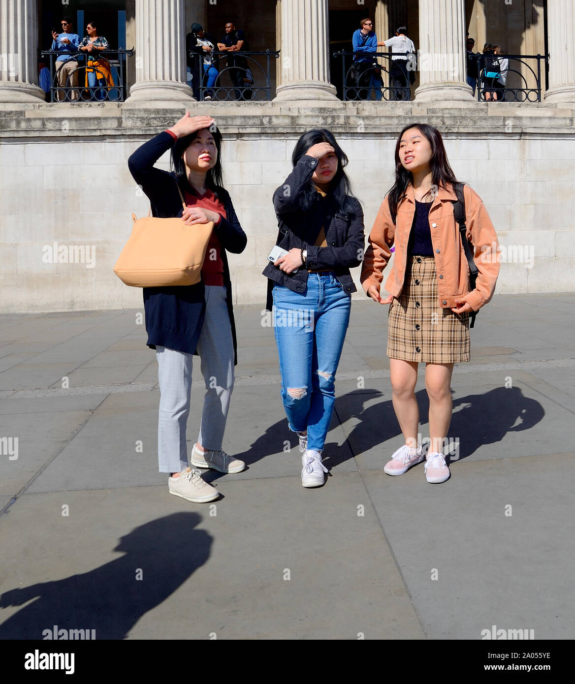London, England, UK. Drei japanische Frauen in Trafalgar Square Stockfoto