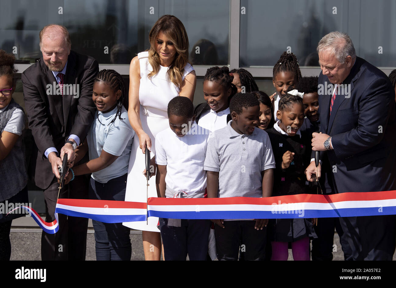Washington DC, USA. 19. Sep 2019. First Lady Melania Trump, Innen Sekretär David Bernhardt (R), Assistant Interior Minister Rob Wallace (L) und vierten Grad Studenten aus Amidon-Bowen Volksschule schneiden Sie ein Band um die Öffnung des Washington Monument in Washington, DC am Donnerstag, 19. September 2019. Das Denkmal wurde auf und weg für Renovierungen und Reparaturen folgende Schäden durch das Erdbeben 2011 geschlossen. Foto von Kevin Dietsch/UPI Quelle: UPI/Alamy leben Nachrichten Stockfoto