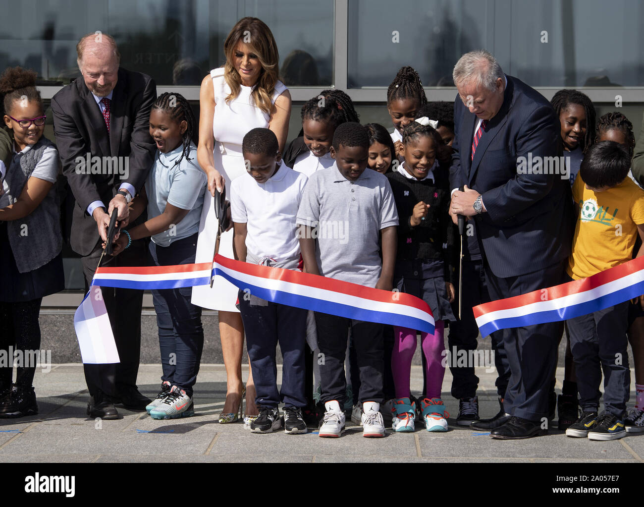 Washington DC, USA. 19. Sep 2019. First Lady Melania Trump, Innen Sekretär David Bernhardt (R), Assistant Interior Minister Rob Wallace (L) und vierten Grad Studenten aus Amidon-Bowen Volksschule schneiden Sie ein Band um die Öffnung des Washington Monument in Washington, DC am Donnerstag, 19. September 2019. Das Denkmal wurde auf und weg für Renovierungen und Reparaturen folgende Schäden durch das Erdbeben 2011 geschlossen. Foto von Kevin Dietsch/UPI Quelle: UPI/Alamy leben Nachrichten Stockfoto
