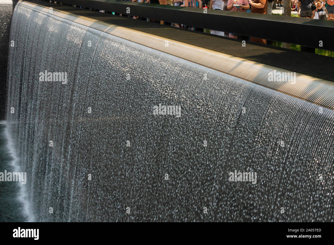 Ground Zero Wasserfall, World Trade Center Denkmal, Manhattan, New York, Vereinigte Staaten von Amerika. Stockfoto