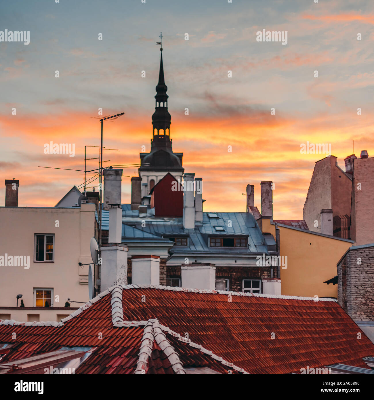 Dächer in der Altstadt von Tallinn, Sonnenuntergang auf dem Hintergrund Stockfoto