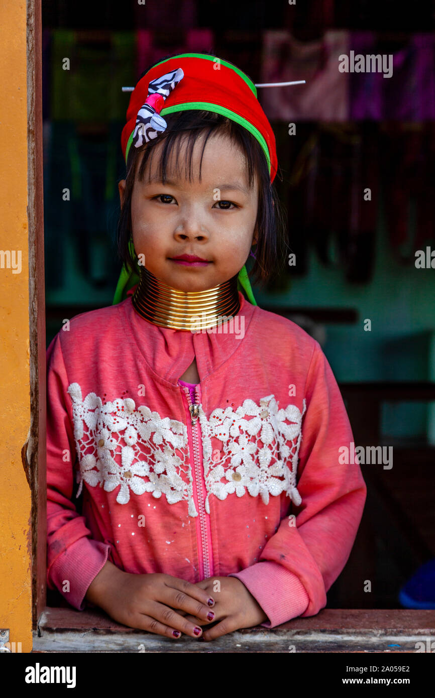 Ein Portrait eines Kindes aus der Kayan (lange Hals) Ethnische Gruppe, See Inle, Shan Staat, Myanmar. Stockfoto