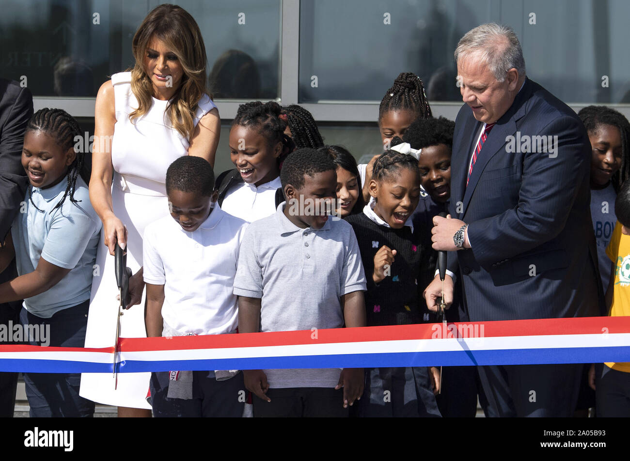 Washington DC, USA. 19. Sep 2019. First Lady Melania Trump und Innenraum Sekretär David Bernhardt (R) und vierten Grad Studenten aus Amidon-Bowen Volksschule schneiden Sie ein Band das Washington Monument in Washington, DC am Donnerstag, 19. September 2019 wiedereröffnet. Das Denkmal wurde auf und weg für Renovierungen und Reparaturen folgende Schäden durch das Erdbeben 2011 geschlossen. Foto von Kevin Dietsch/UPI Quelle: UPI/Alamy leben Nachrichten Stockfoto