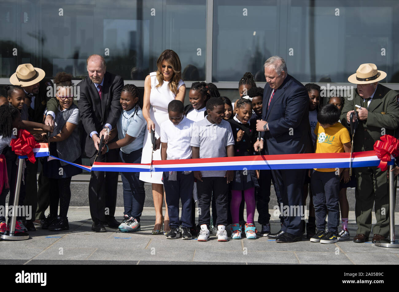 Washington DC, USA. 19. Sep 2019. First Lady Melania Trump, Innen Sekretär David Bernhardt (R), Assistant Interior Minister Rob Wallace (L) und vierten Grad Studenten aus Amidon-Bowen Volksschule schneiden Sie ein Band das Washington Monument in Washington, DC am Donnerstag, 19. September 2019 wiedereröffnet. Das Denkmal wurde auf und weg für Renovierungen und Reparaturen folgende Schäden durch das Erdbeben 2011 geschlossen. Foto von Kevin Dietsch/UPI Quelle: UPI/Alamy leben Nachrichten Stockfoto