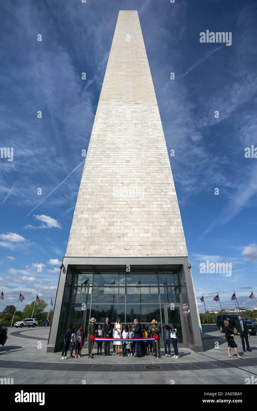 Washington DC, USA. 19. Sep 2019. First Lady Melania Trump verbunden durch Innere Abteilung Beamte und vierten Grad Studenten aus Amidon-Bowen Volksschule ein Band vom Washington Monument in Washington, DC am Donnerstag wieder zu öffnen, schneiden, 19. September 2019. Das Denkmal wurde auf und weg für Renovierungen und Reparaturen folgende Schäden durch das Erdbeben 2011 geschlossen. Foto von Kevin Dietsch/UPI Quelle: UPI/Alamy leben Nachrichten Stockfoto