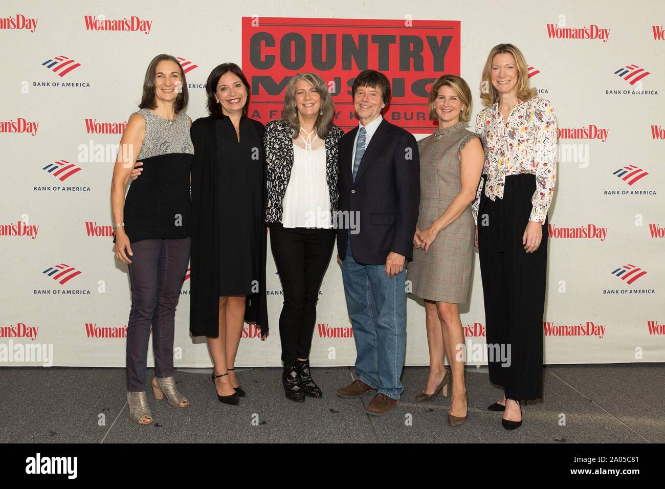 New York, NY, USA. 19 Sep, 2019. Julie Dunfey, Sally Williams, Kathy Mattea, Ken Burns, Anne Walker, Susan Spencer in der Ankunftshalle für Frauen und Country Musik Screening der COUNTRY MUSIK: EIN FILM VON KEN BURNS, Bank of America Tower, New York, NY 19. September 2019. Credit: Jason Smith/Everett Collection/Alamy leben Nachrichten Stockfoto