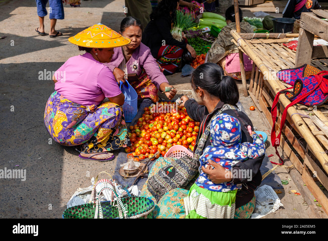 Frauen, die ethnischen Minderheiten angehören, Kauf und Verkauf von Tomaten im Mingalar Markt, Nyaung Shwe See Inle, Shan Staat, Myanmar. Stockfoto