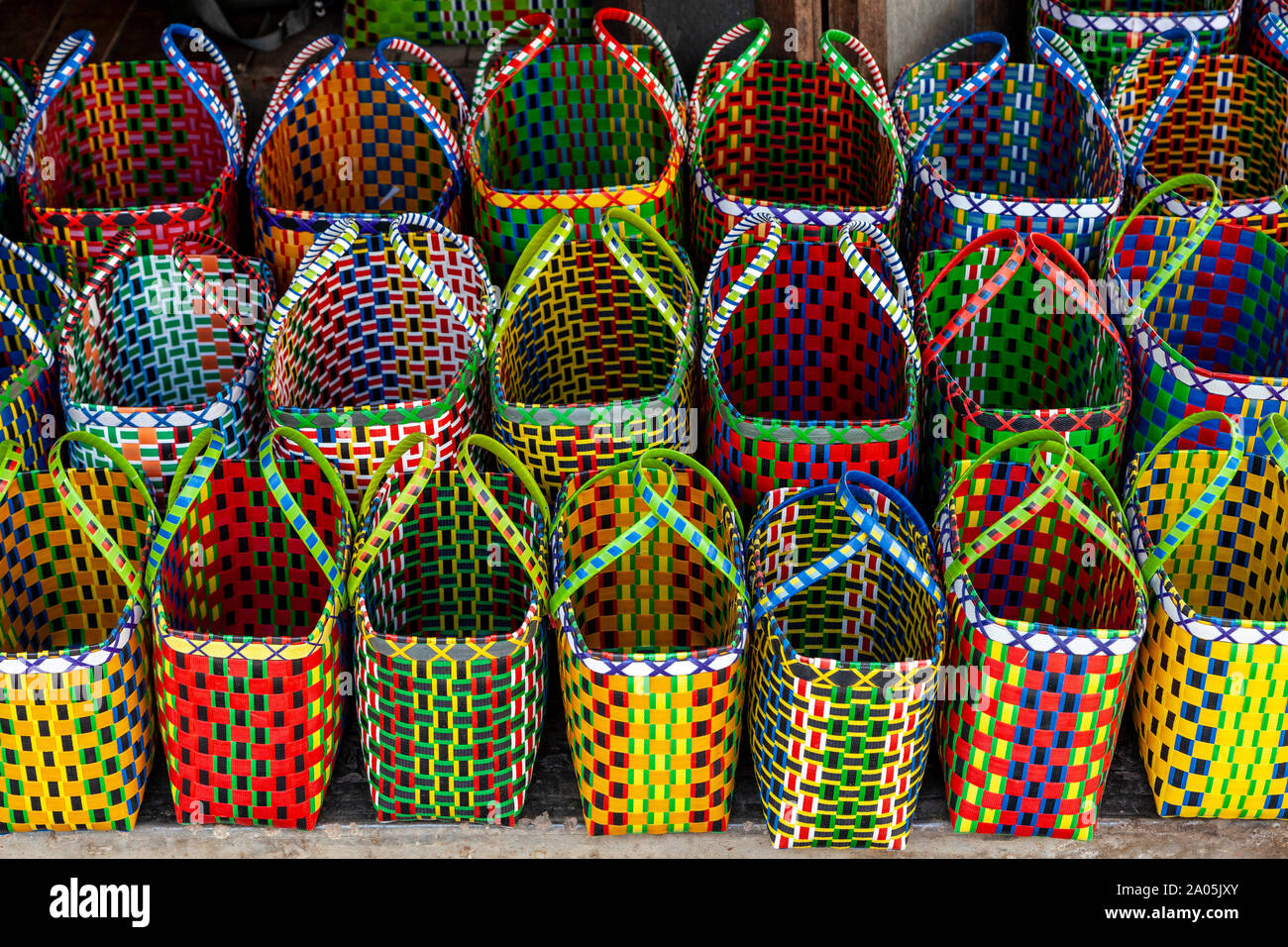 Bunte Taschen für den Verkauf in der mingalar Markt, Nyaung Shwe See Inle, Shan Staat, Myanmar. Stockfoto