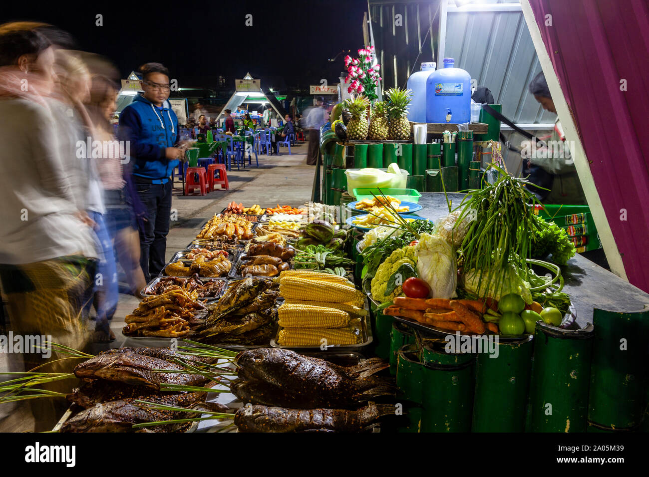 Einheimische und Touristen die Wahl Street Food auf Anzeige in der Nacht Markt in Nyaung Shwe See Inle, Shan Staat, Myanmar Stockfoto