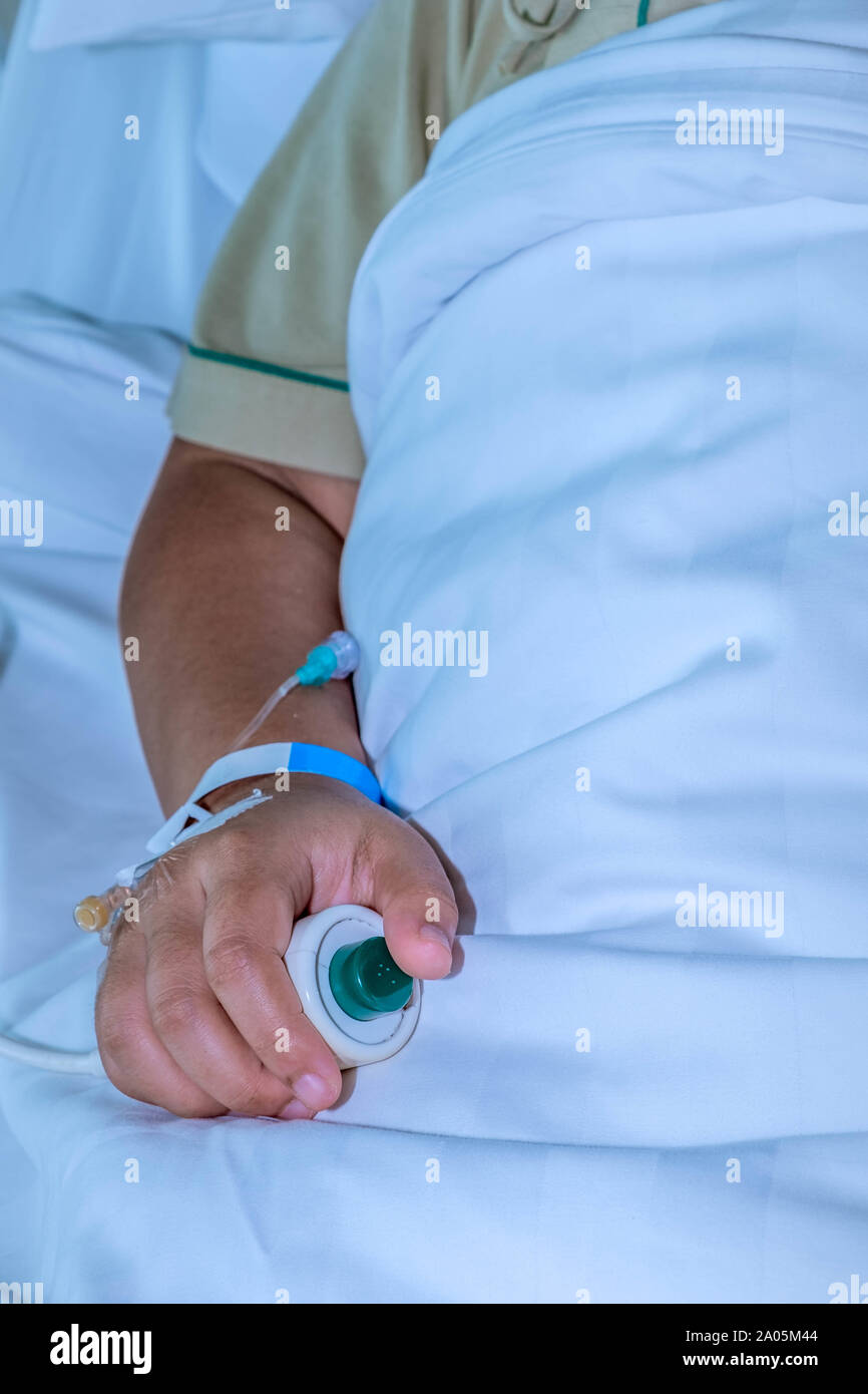 Patient im Krankenhaus im Bett mit Not-Aus-Knopf Close up Stockfoto