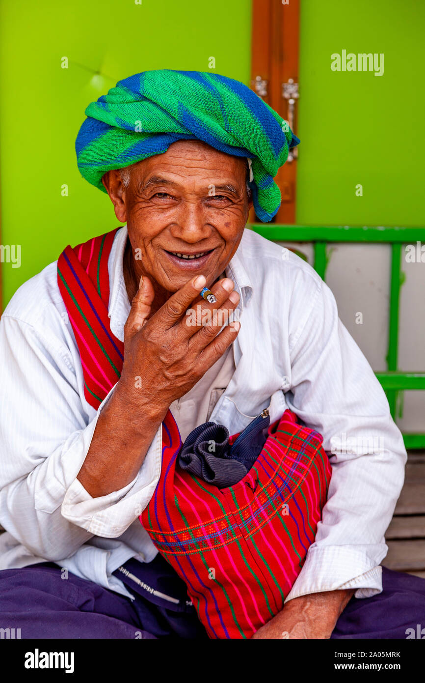 Das Porträt eines Mannes aus der Pa'O ethnische Minderheit, Nyaung Shwe, Shan Staat, Myanmar Stockfoto