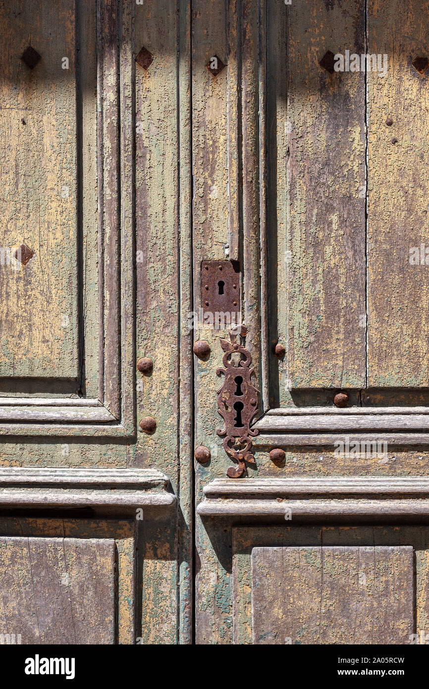 Detail des alten getäfelten Tür mit abblätternder Farbe Stockfoto