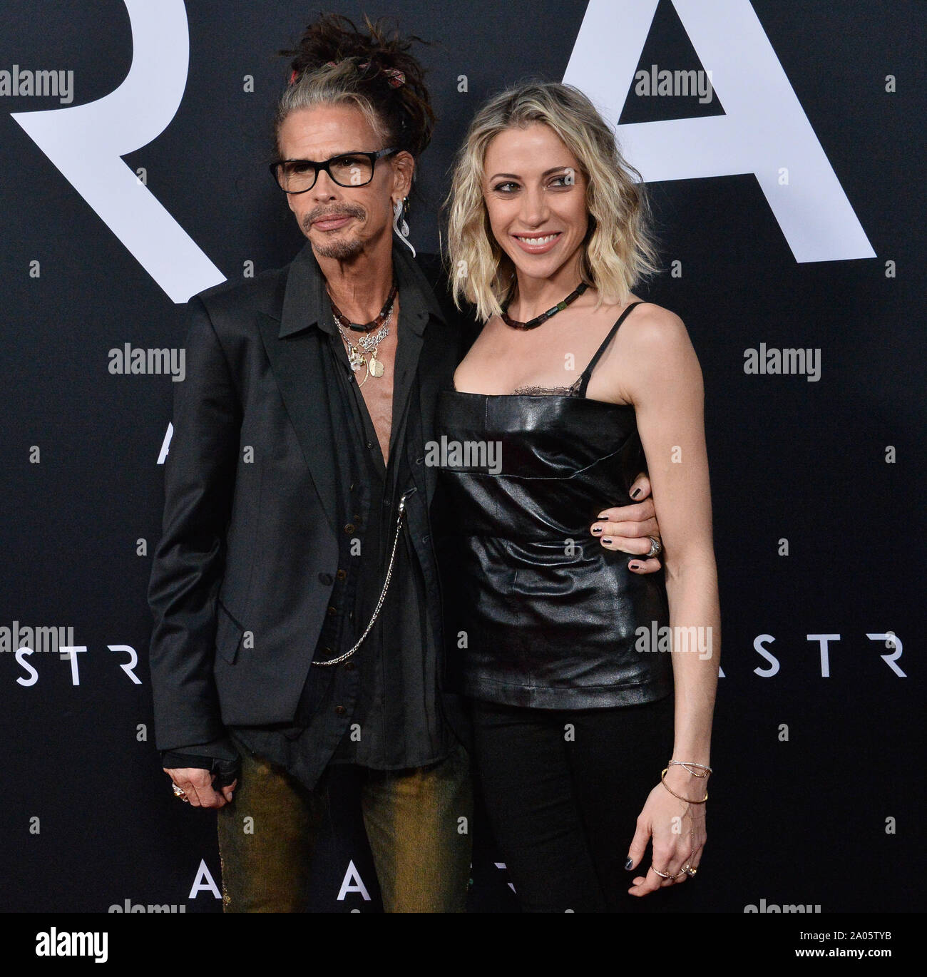 Aerosmith Sänger Steven Tyler und seine Freundin Aimee Preston an der Premiere des Motion Picture sci-fi-Thriller "Ad Astra" am ArcLight Cinerama Dome im Hollywood Abschnitt von Los Angeles am Mittwoch, 18. September 2019. Storyline: Astronaut Roy McBride (Brad Pitt) fährt auf die äußeren Ränder des Sonnensystems seinen verschwundenen Vater zu finden und das Geheimnis, das das Überleben unseres Planeten bedroht. Seine Reise wird entdecken Sie Geheimnisse, die die Natur der menschlichen Existenz und unseren Platz im Kosmos Herausforderung. Foto von Jim Ruymen/UPI Stockfoto