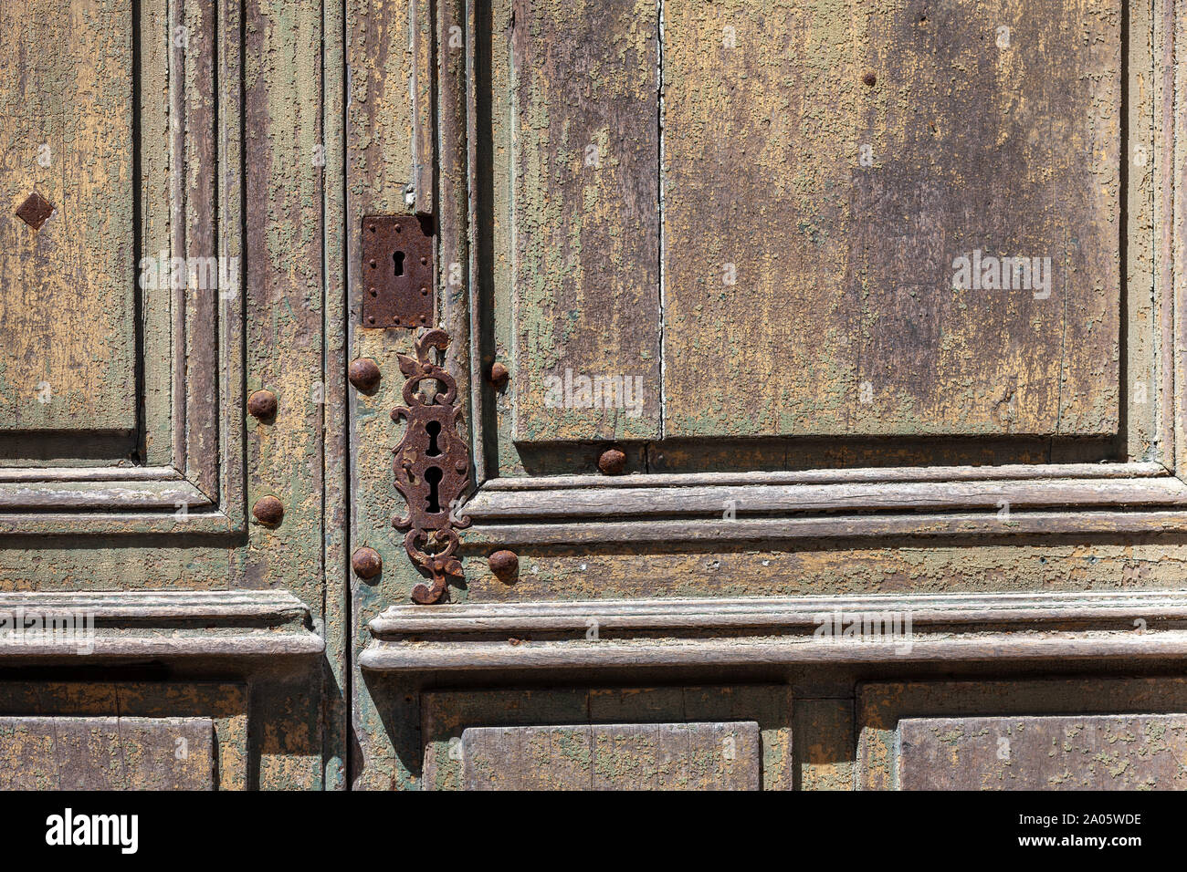 Detail des alten getäfelten Tür mit abblätternder Farbe Stockfoto