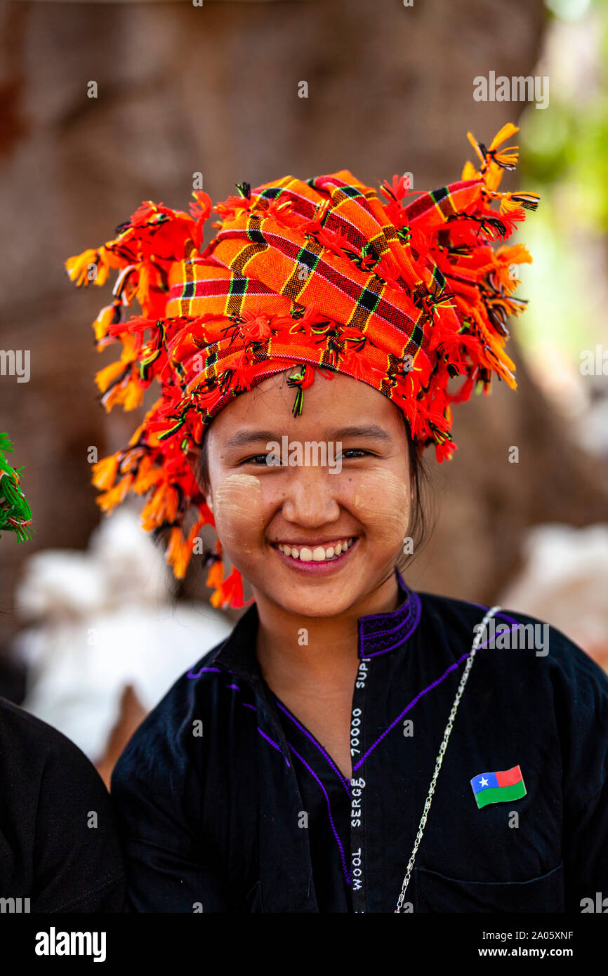 Das Porträt einer jungen Frau aus der Pa'O ethnische Gruppe Am Kakku Pagode Festival, Yaunggyi, Myanmar. Stockfoto