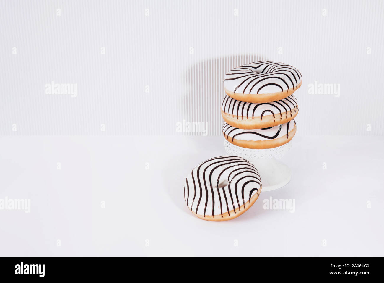 Gestreifte Donuts auf einem weißen Hintergrund. Stockfoto