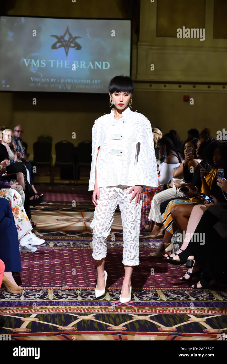 Eine weibliche Modell Spaziergänge für Designer VMS die Marke an der New York Art Showcase SS-20 während der New York Fashion Week im Roosevelt Hotel (5257). Stockfoto