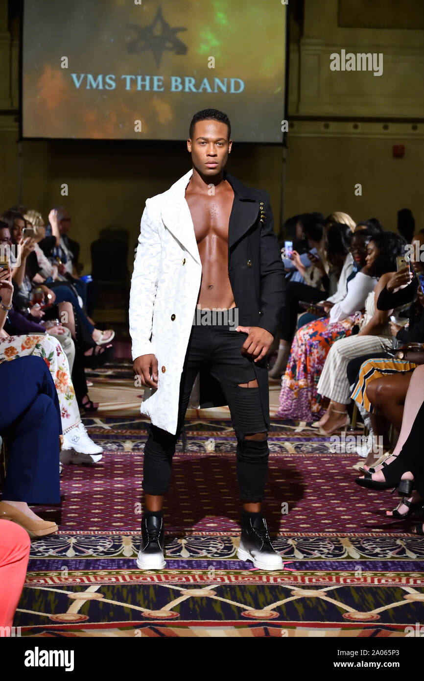 Joshua Bailey spaziert für Designer VMS The Brand bei New York Fashion Showcase SS-20 während der NY Fashion Week im Roosevelt Hotel (5320). Stockfoto