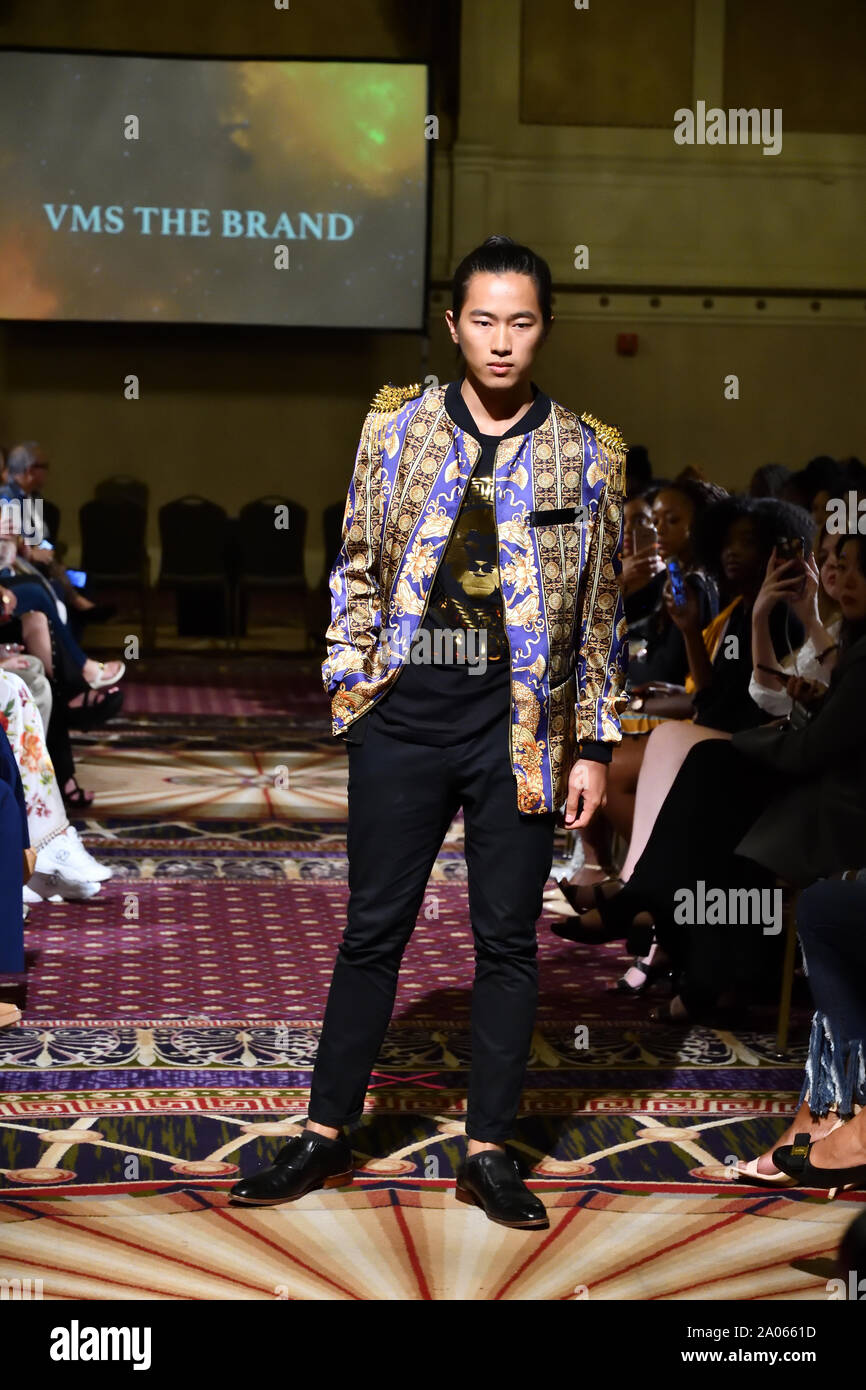 Ein männliches Modell Spaziergänge für Designer VMS die Marke an der New York Art Showcase SS-20 während der New York Fashion Week im Roosevelt Hotel (5329). Stockfoto