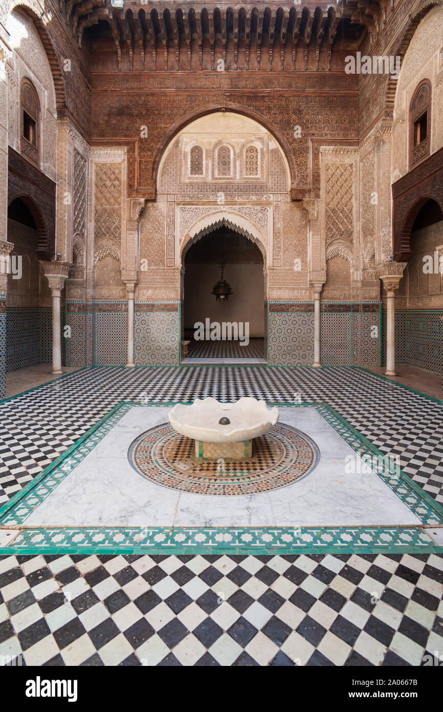 Die Al-Attarine Madrasa ist eine Madrasa in Fes, Marokko, in der Nähe des Al-Qarawiyyin. Es wurde von der Marinid Sultan Abu Said Uthman II in 1323-5 gebaut Stockfoto