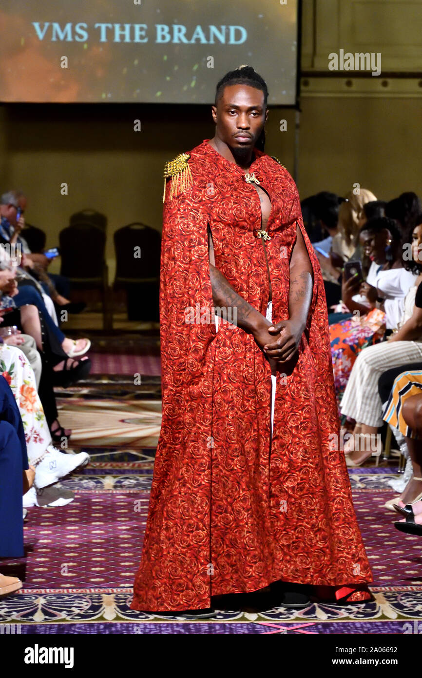 Ein männliches Modell Spaziergänge für Designer VMS die Marke an der New York Art Showcase SS-20 während der New York Fashion Week im Roosevelt Hotel (5351). Stockfoto