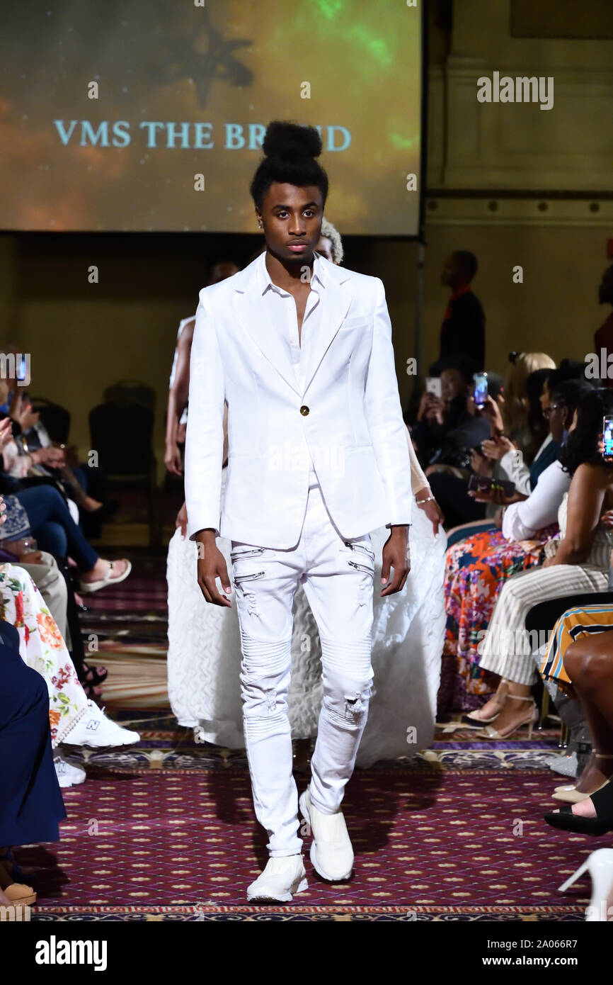 Modelle für Designer VMS die Marke an der New York Art Showcase SS-20 während der New York Fashion Week im Roosevelt Hotel (5383). Stockfoto