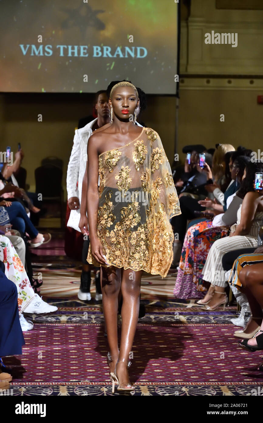 Modelle für Designer VMS die Marke an der New York Art Showcase SS-20 während der New York Fashion Week im Roosevelt Hotel (5389). Stockfoto