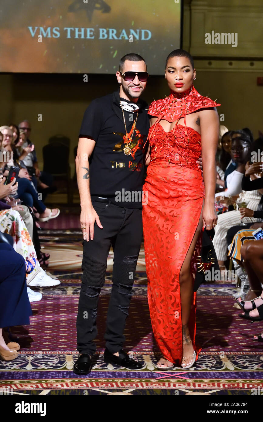 Modelle posieren für Designer VMS die Marke an der New York Art Showcase SS-20 während der New York Fashion Week im Roosevelt Hotel (5401). Stockfoto