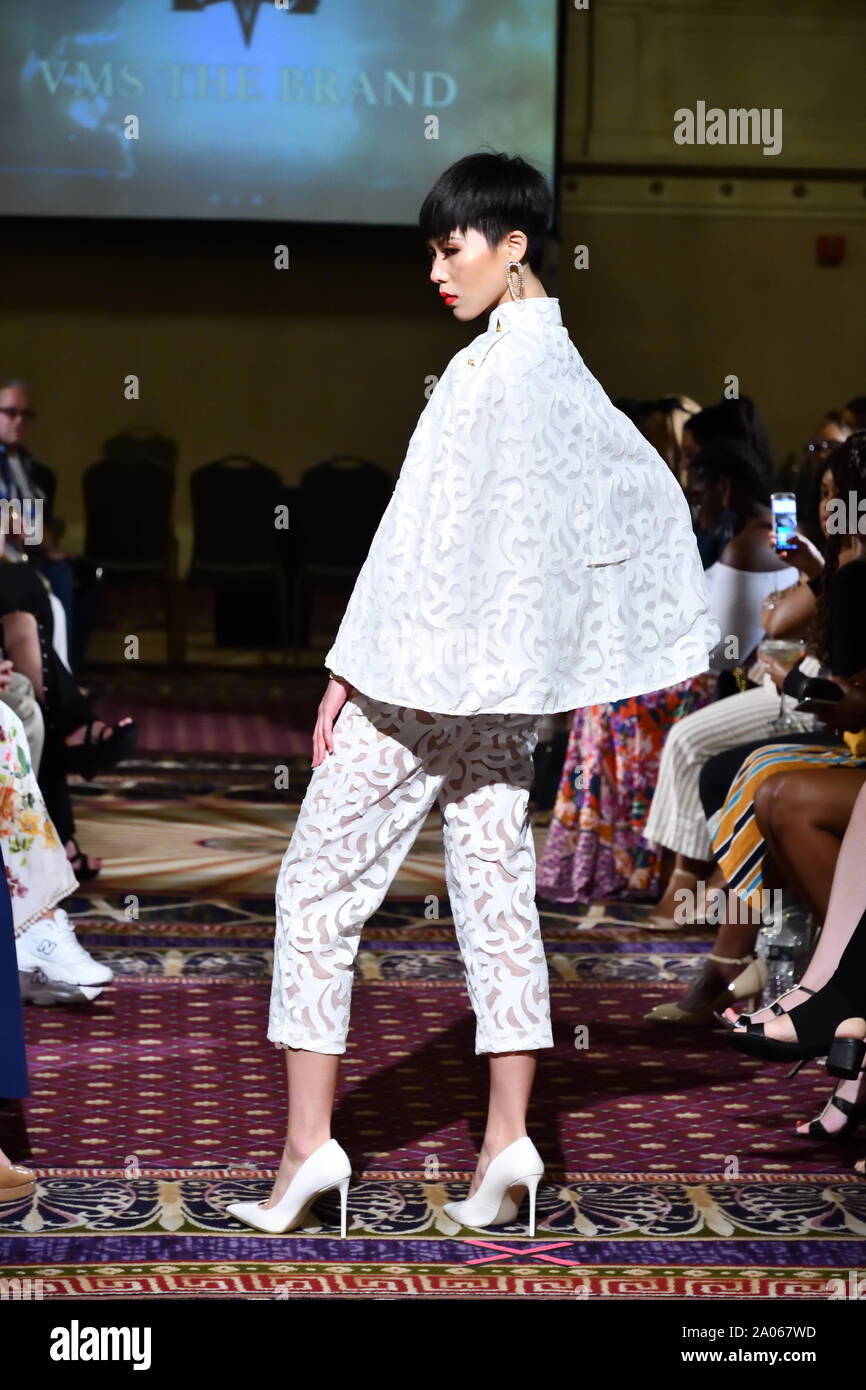 Eine weibliche Modell Spaziergänge für Designer VMS die Marke an der New York Art Showcase SS-20 während der New York Fashion Week im Roosevelt Hotel (5258). Stockfoto