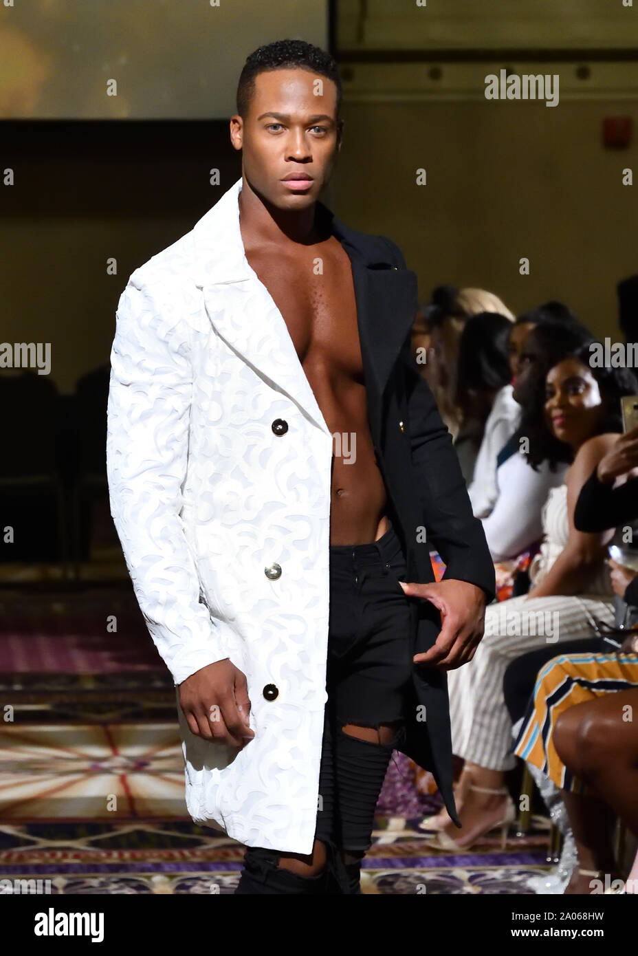 Joshua Bailey spaziert für Designer VMS The Brand bei New York Fashion Showcase SS-20 während der NY Fashion Week im Roosevelt Hotel (5321). Stockfoto