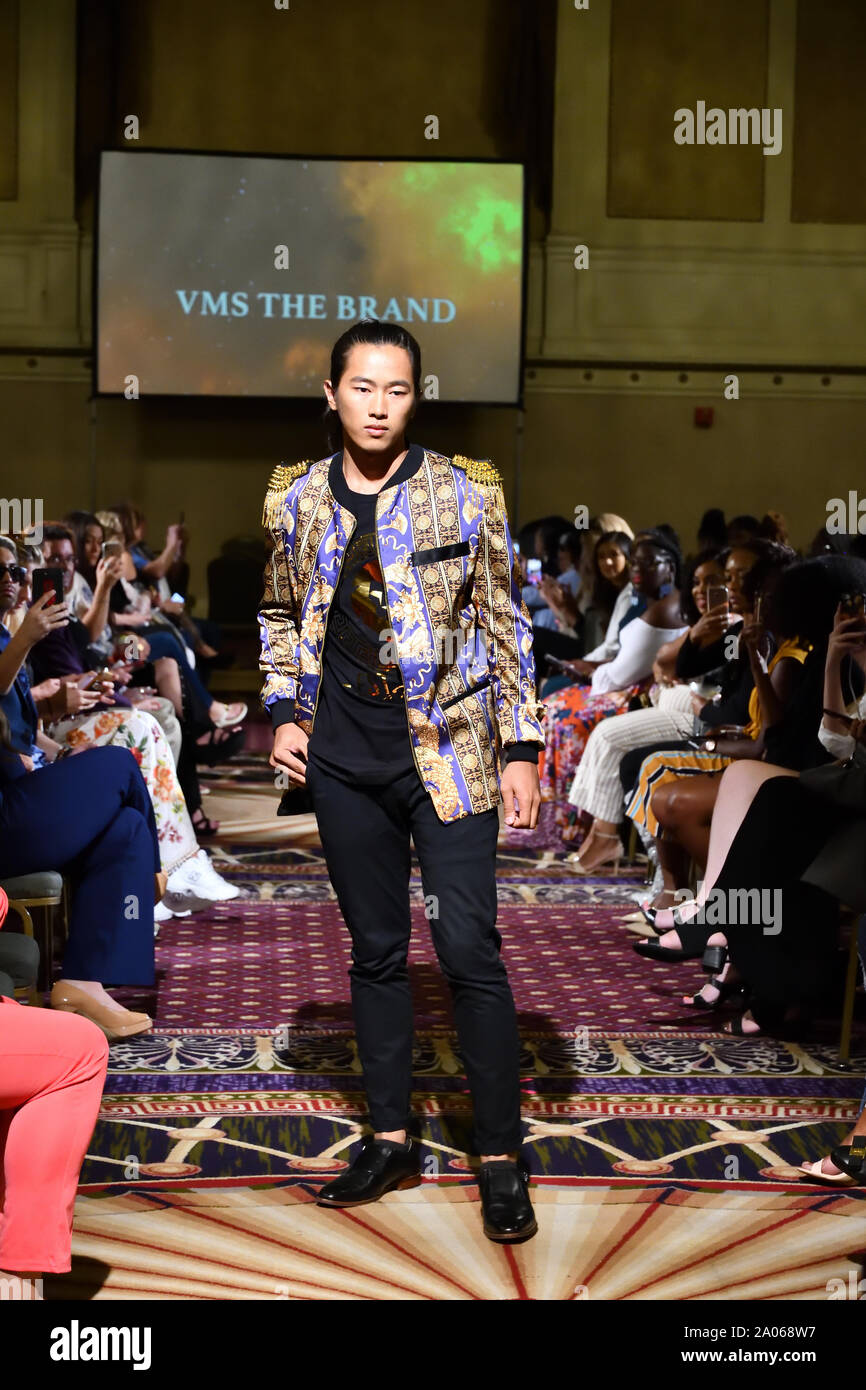 Ein männliches Modell Spaziergänge für Designer VMS die Marke an der New York Art Showcase SS-20 während der New York Fashion Week im Roosevelt Hotel (5334). Stockfoto