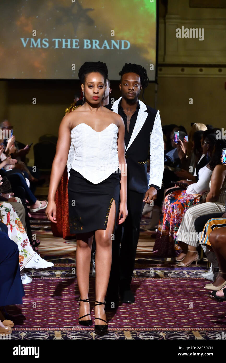 Modelle für Designer VMS die Marke an der New York Art Showcase SS-20 während der New York Fashion Week im Roosevelt Hotel (5391). Stockfoto