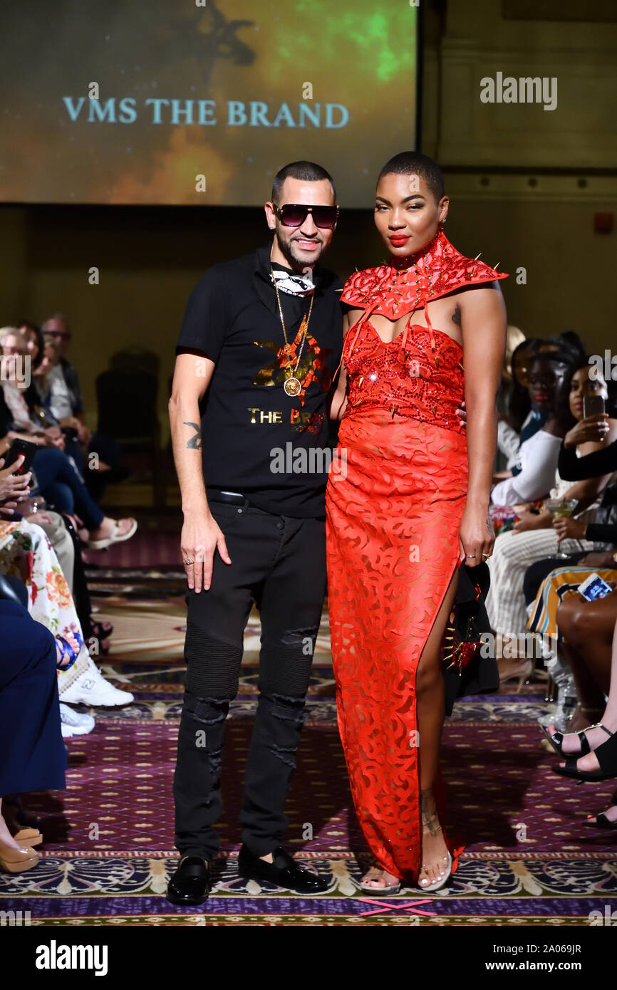 Modelle posieren für Designer VMS die Marke an der New York Art Showcase SS-20 während der New York Fashion Week im Roosevelt Hotel (5403). Stockfoto