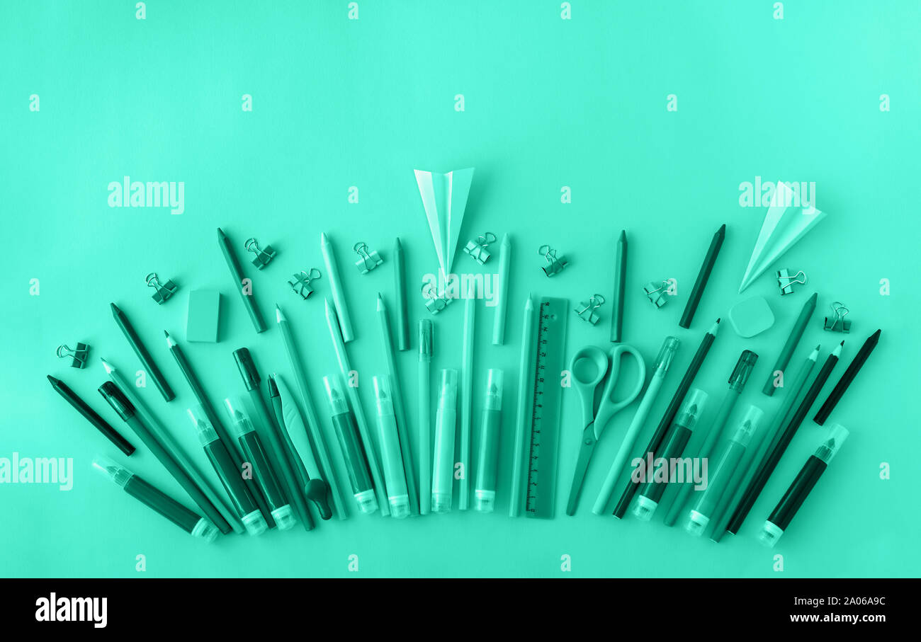 Schulbedarf Hintergrund in trendigen Minze Farbe. Zurück zum Konzept der Schule. Flach. Kopieren Sie Platz. Stockfoto