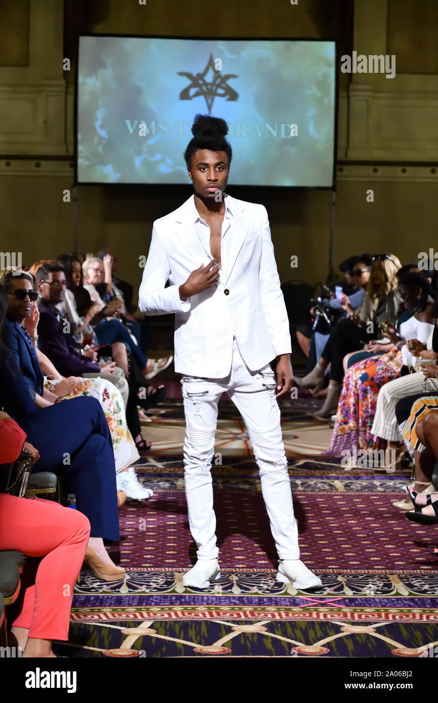 Ein männliches Modell Spaziergänge für Designer VMS die Marke an der New York Art Showcase SS-20 während der New York Fashion Week im Roosevelt Hotel (5262). Stockfoto