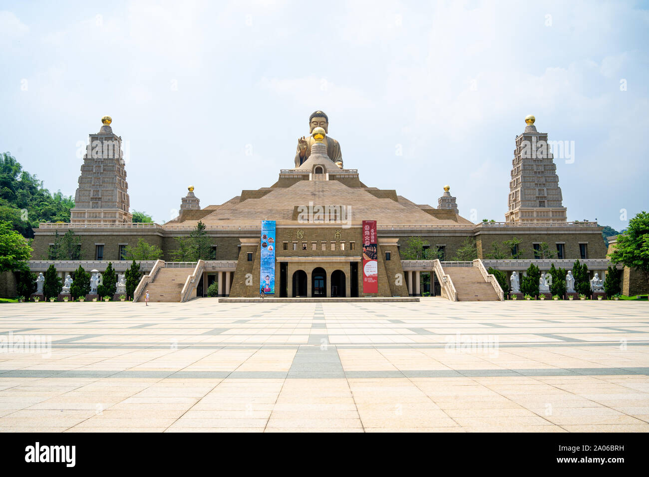 Kaohsiung, Taiwan: Große Goldene sitzen Fo Guang Shan Buddha Statue mit der Main Plaza vor, Pagoden zu beiden Seiten Stockfoto