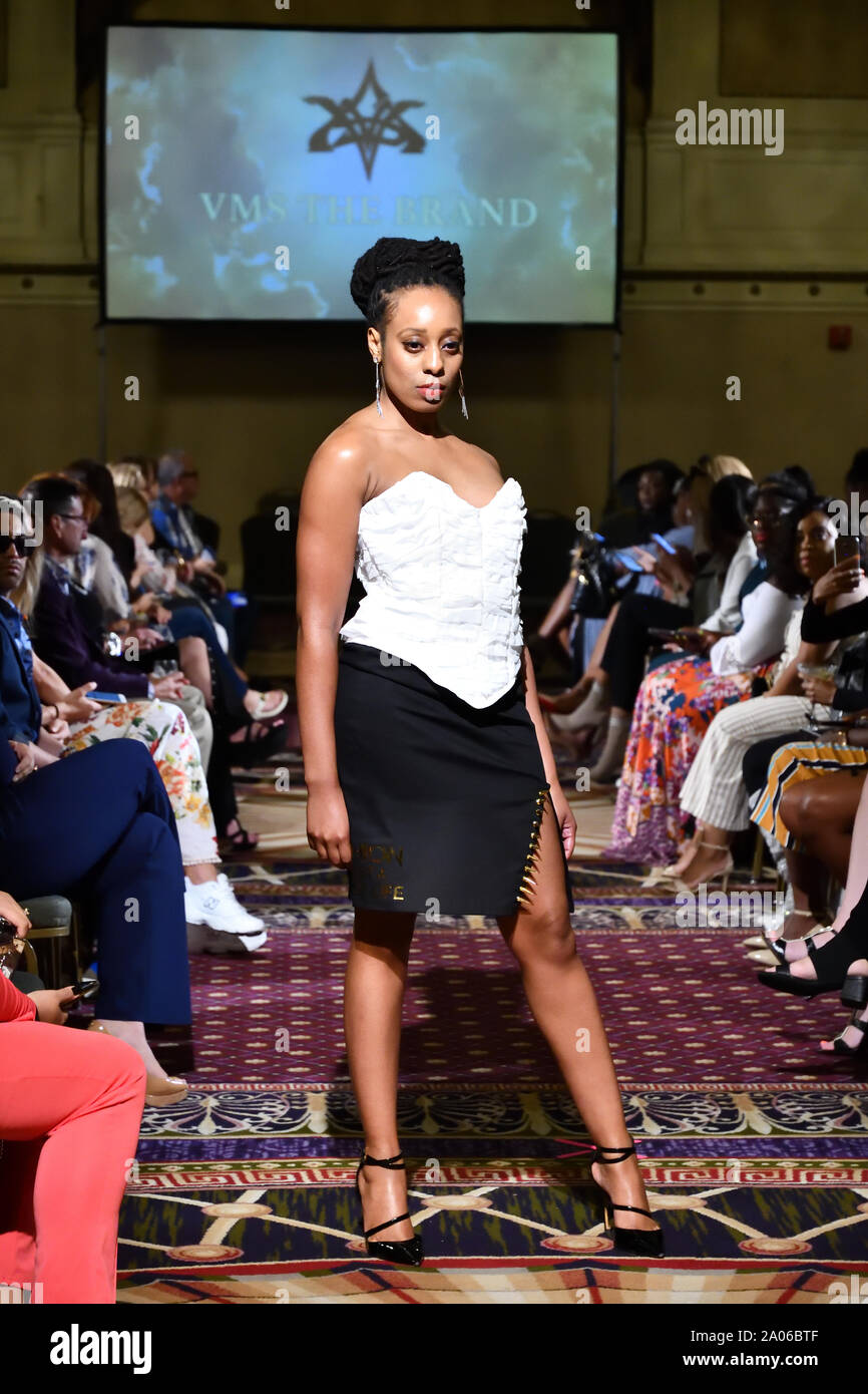 Eine weibliche Modell Spaziergänge für Designer VMS die Marke an der New York Art Showcase SS-20 während der New York Fashion Week im Roosevelt Hotel (5307). Stockfoto